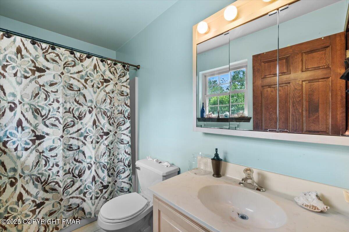 East Stroudsburg, Pennsylvania, 18302, United States, 7 Bedrooms Bedrooms, ,7 BathroomsBathrooms,Residential,Active,1905116