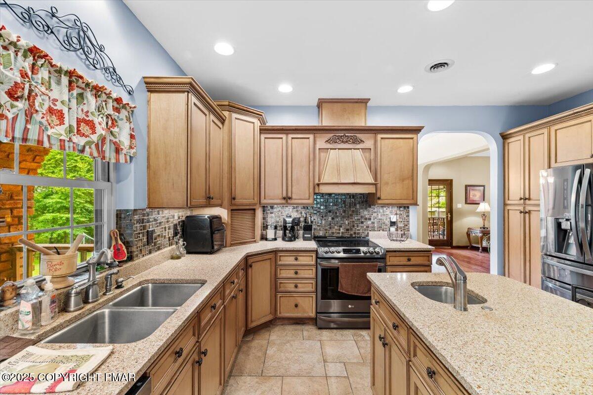 East Stroudsburg, Pennsylvania, 18302, United States, 7 Bedrooms Bedrooms, ,7 BathroomsBathrooms,Residential,Active,1905116