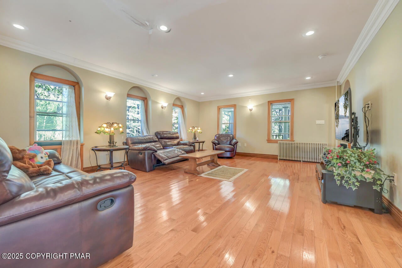 Greentown, Pennsylvania, 18426, United States, 11 Bedrooms Bedrooms, ,10 BathroomsBathrooms,Residential,Active,1963277