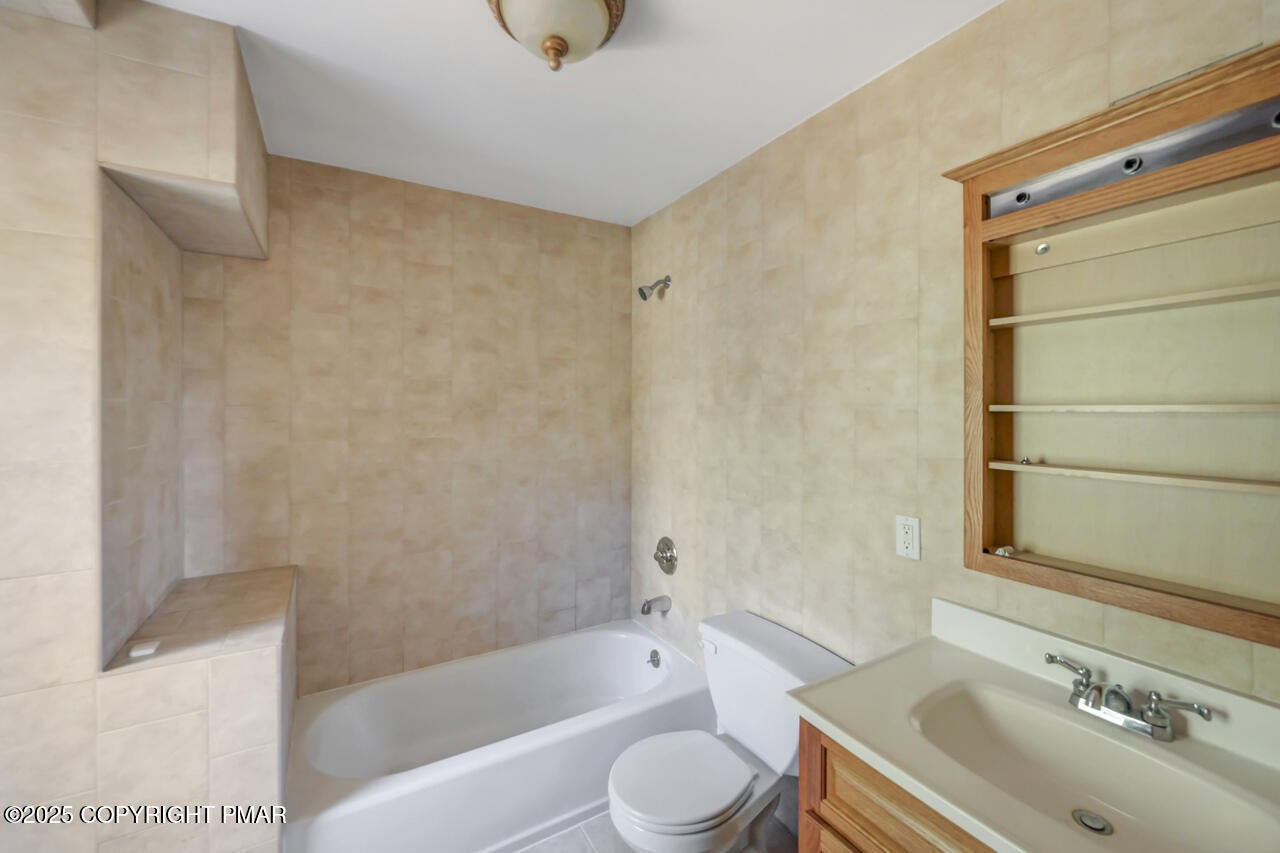 Greentown, Pennsylvania, 18426, United States, 11 Bedrooms Bedrooms, ,10 BathroomsBathrooms,Residential,Active,1963277