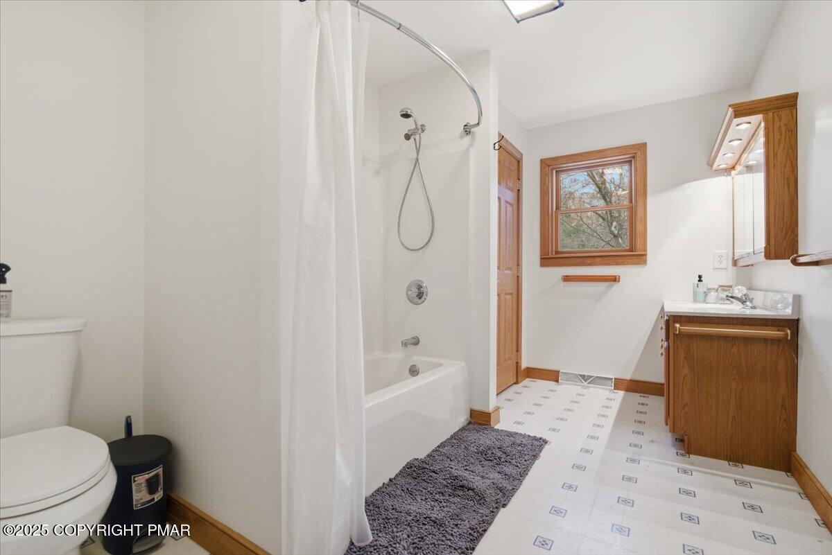 Stroudsburg, Pennsylvania, 18360, United States, 6 Bedrooms Bedrooms, ,6 BathroomsBathrooms,Residential,Active,1988438