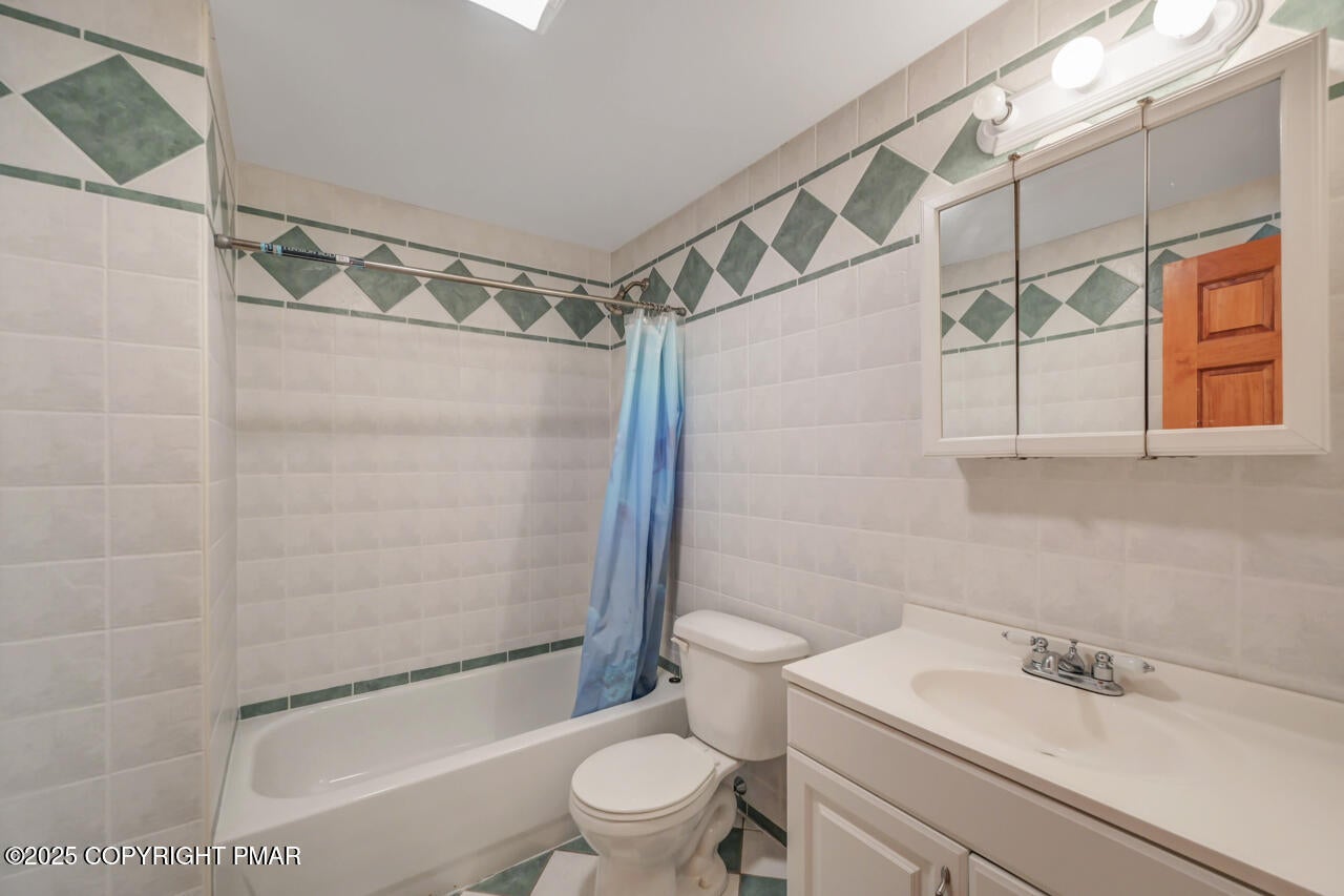 Greentown, Pennsylvania, 18426, United States, 11 Bedrooms Bedrooms, ,10 BathroomsBathrooms,Residential,Active,1963277