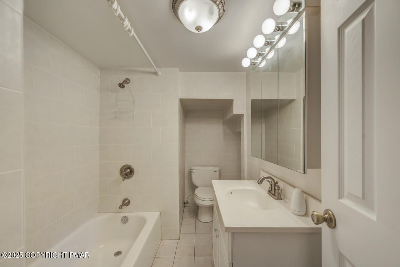 Greentown, Pennsylvania, 18426, United States, 11 Bedrooms Bedrooms, ,10 BathroomsBathrooms,Residential,Active,1963277