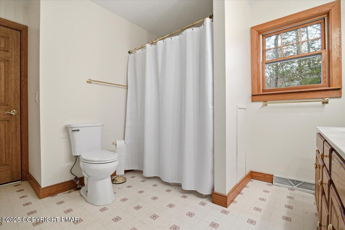 Stroudsburg, Pennsylvania, 18360, United States, 6 Bedrooms Bedrooms, ,6 BathroomsBathrooms,Residential,Active,1988438