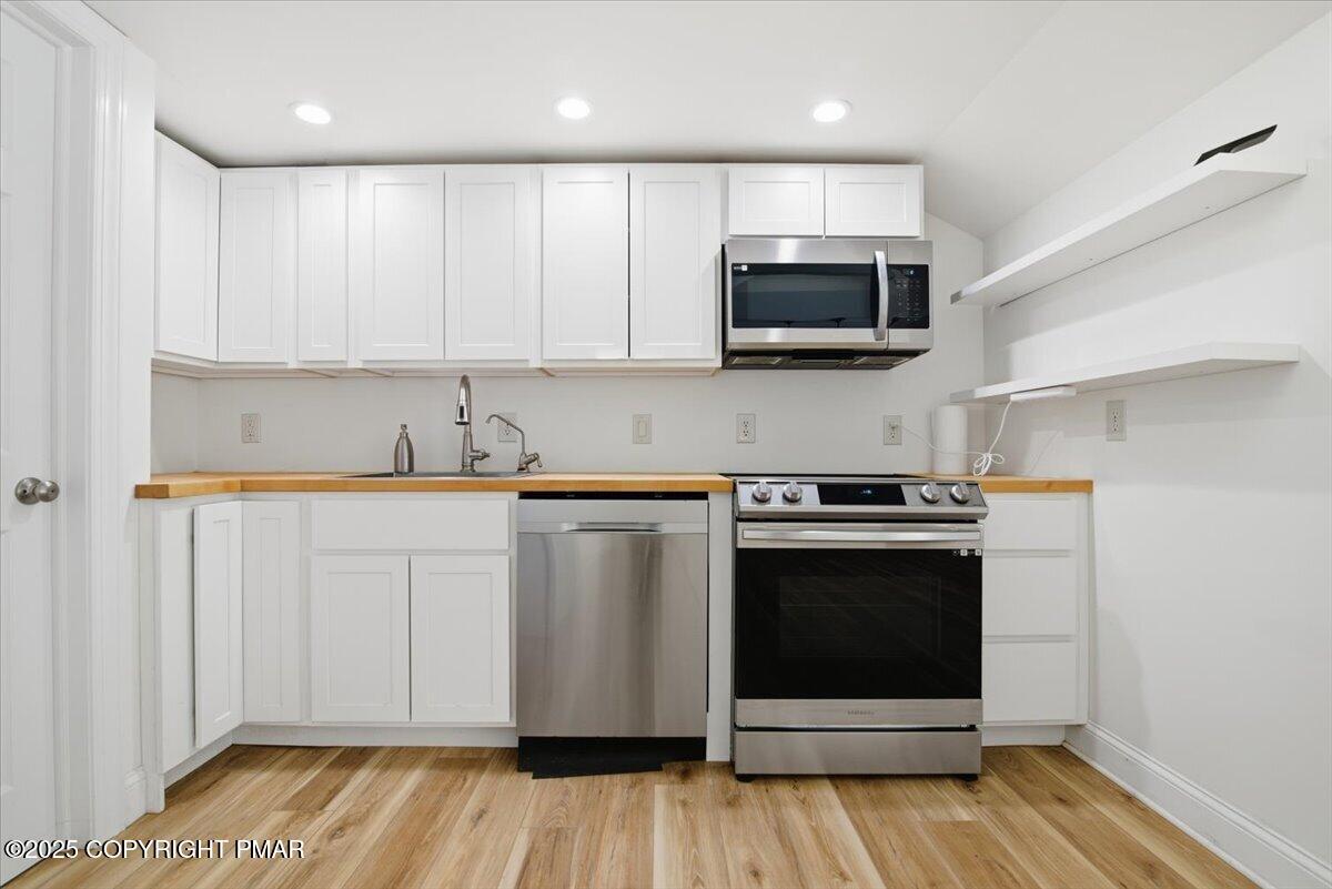 Stroudsburg, Pennsylvania, 18360, United States, 6 Bedrooms Bedrooms, ,6 BathroomsBathrooms,Residential,Active,1988438