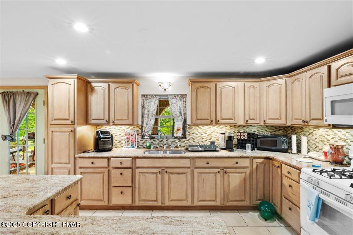 East Stroudsburg, Pennsylvania, 18302, United States, 7 Bedrooms Bedrooms, ,7 BathroomsBathrooms,Residential,Active,1905116