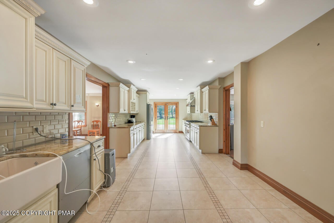 Greentown, Pennsylvania, 18426, United States, 11 Bedrooms Bedrooms, ,10 BathroomsBathrooms,Residential,Active,1963277