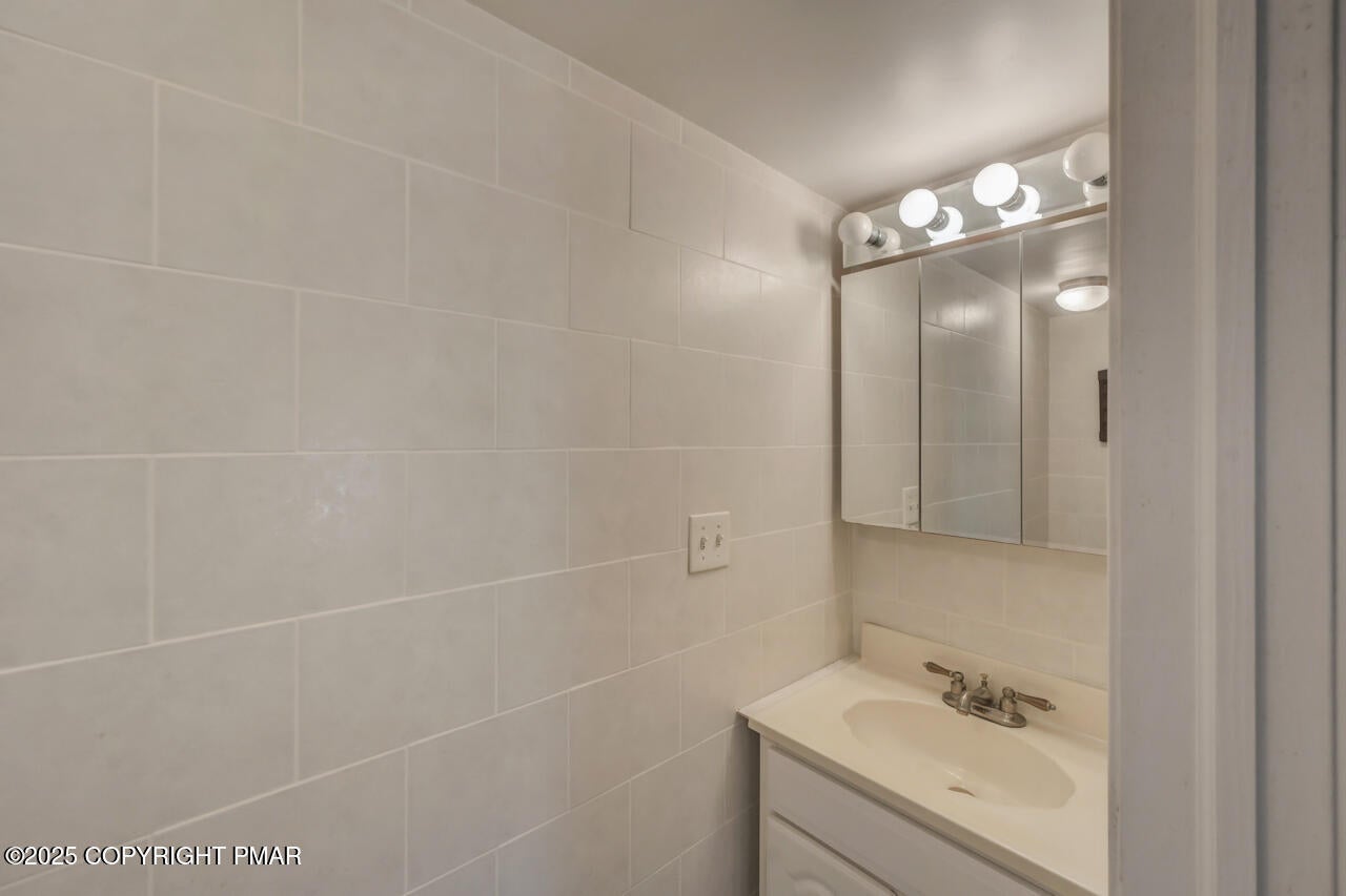 Greentown, Pennsylvania, 18426, United States, 11 Bedrooms Bedrooms, ,10 BathroomsBathrooms,Residential,Active,1963277