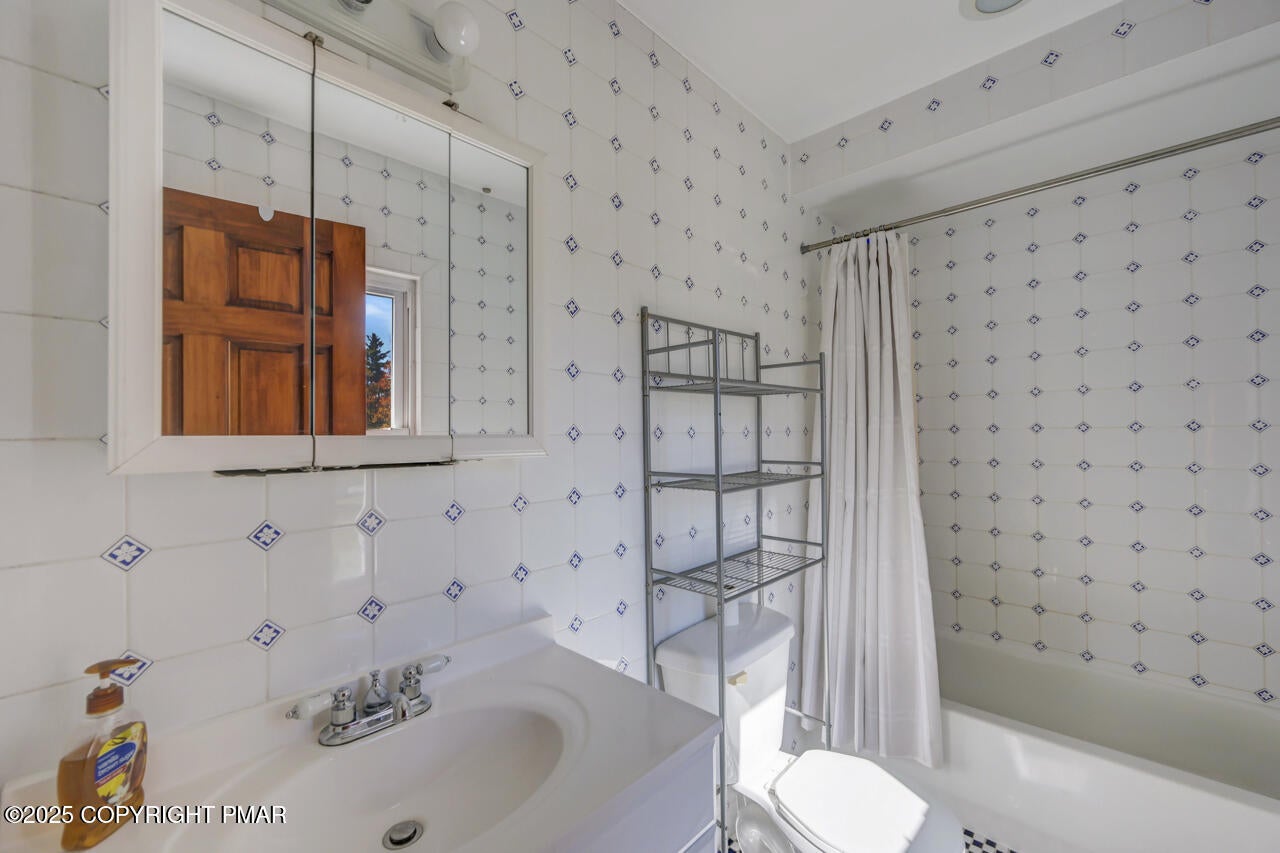 Greentown, Pennsylvania, 18426, United States, 11 Bedrooms Bedrooms, ,10 BathroomsBathrooms,Residential,Active,1963277