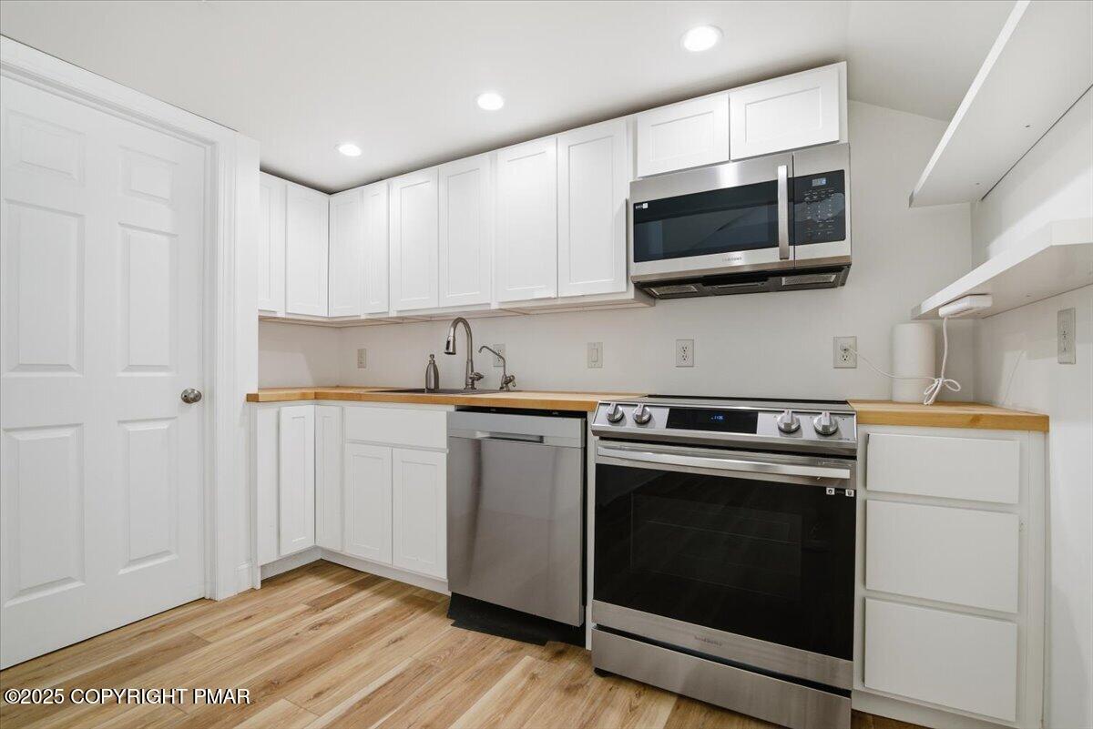 Stroudsburg, Pennsylvania, 18360, United States, 6 Bedrooms Bedrooms, ,6 BathroomsBathrooms,Residential,Active,1988438