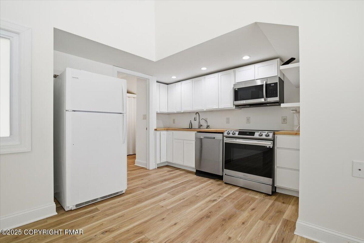 Stroudsburg, Pennsylvania, 18360, United States, 6 Bedrooms Bedrooms, ,6 BathroomsBathrooms,Residential,Active,1988438