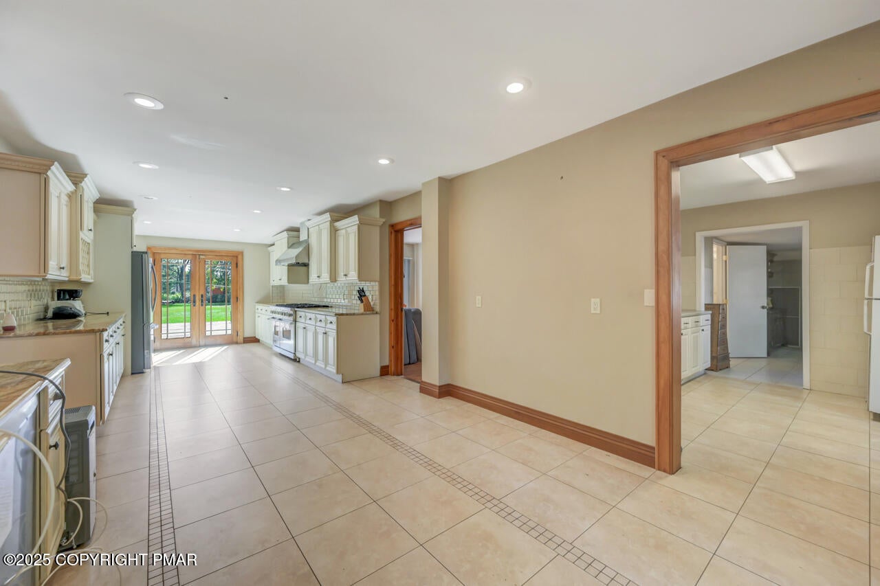 Greentown, Pennsylvania, 18426, United States, 11 Bedrooms Bedrooms, ,10 BathroomsBathrooms,Residential,Active,1963277