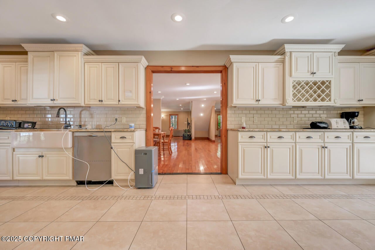 Greentown, Pennsylvania, 18426, United States, 11 Bedrooms Bedrooms, ,10 BathroomsBathrooms,Residential,Active,1963277