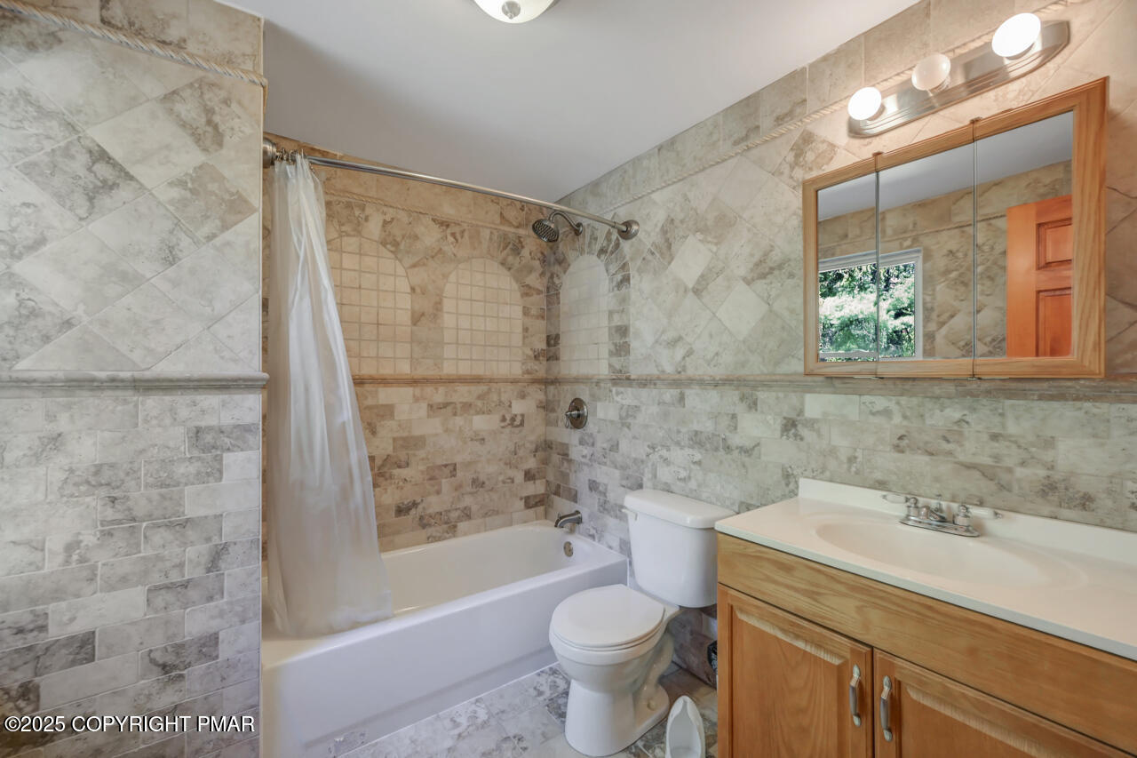 Greentown, Pennsylvania, 18426, United States, 11 Bedrooms Bedrooms, ,10 BathroomsBathrooms,Residential,Active,1963277