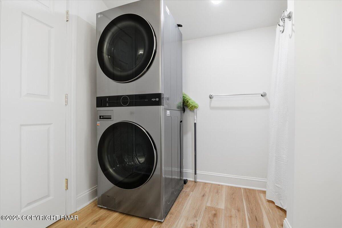 Stroudsburg, Pennsylvania, 18360, United States, 6 Bedrooms Bedrooms, ,6 BathroomsBathrooms,Residential,Active,1988438