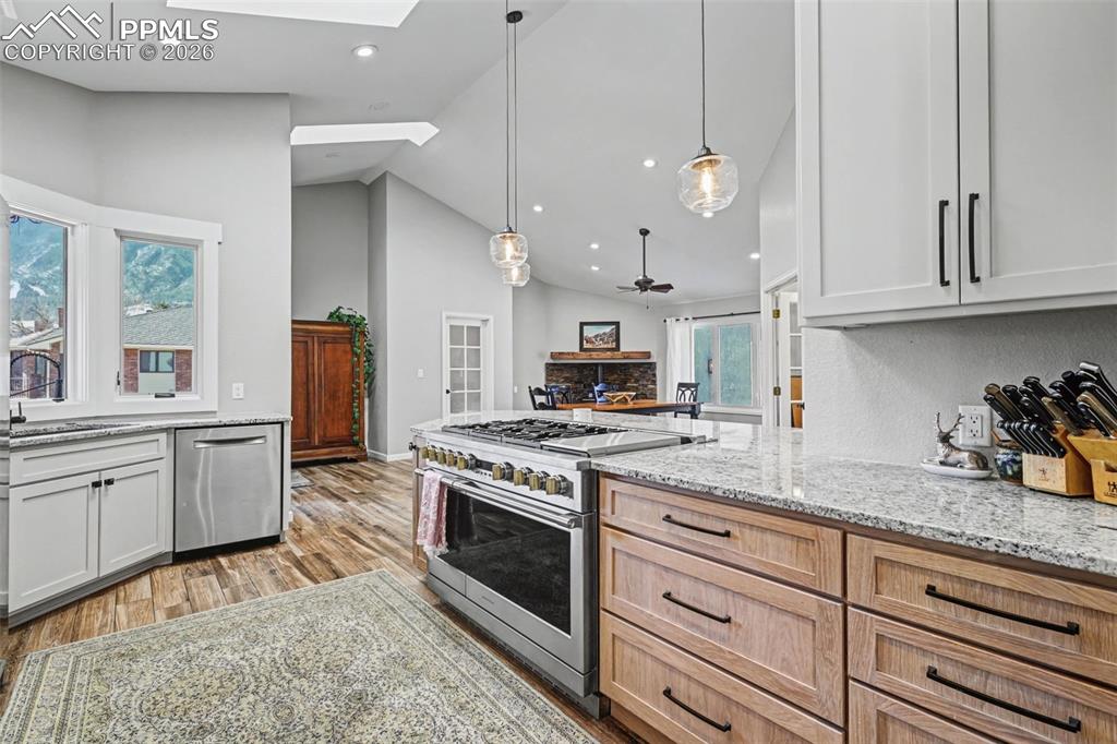 Colorado Springs, Colorado, 80906, United States, 5 Bedrooms Bedrooms, ,5 BathroomsBathrooms,Residential,Active,2014958