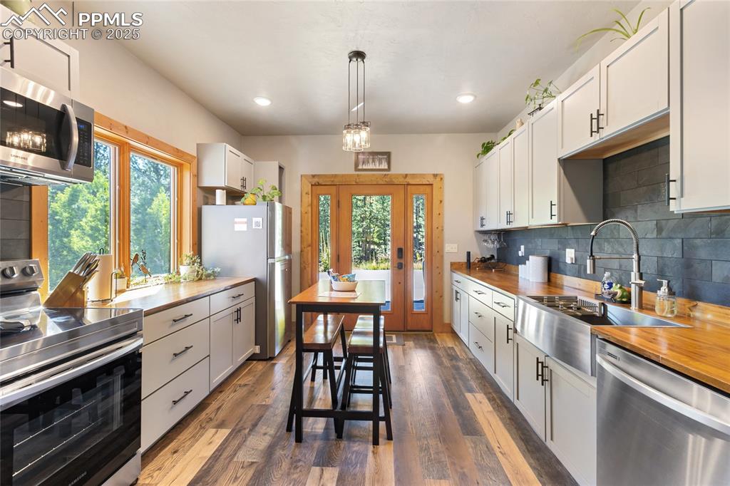 Florissant, Colorado, 80816, United States, 3 Bedrooms Bedrooms, ,3 BathroomsBathrooms,Residential,Active,1992212