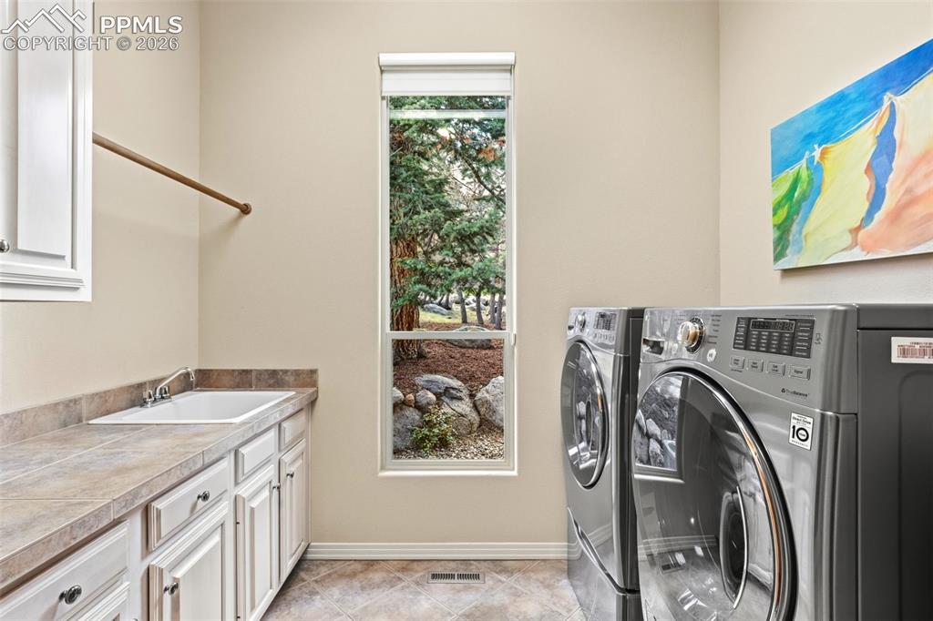 Colorado Springs, Colorado, 80906, United States, 4 Bedrooms Bedrooms, ,3 BathroomsBathrooms,Residential,Active,2045402