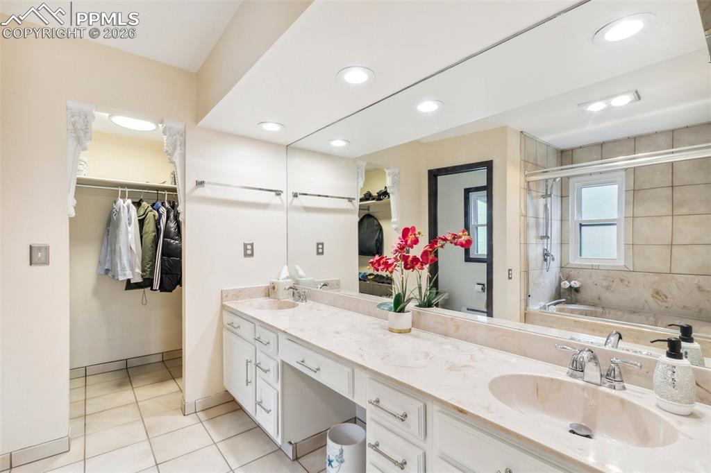 Colorado Springs, Colorado, 80906, United States, 5 Bedrooms Bedrooms, ,6 BathroomsBathrooms,Residential,Active,2014578