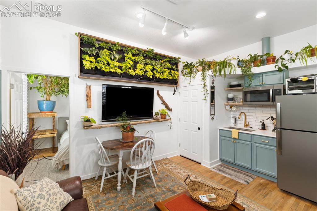 Colorado Springs, Colorado, 80903, United States, 2 Bedrooms Bedrooms, ,2 BathroomsBathrooms,Residential,Active,2045029