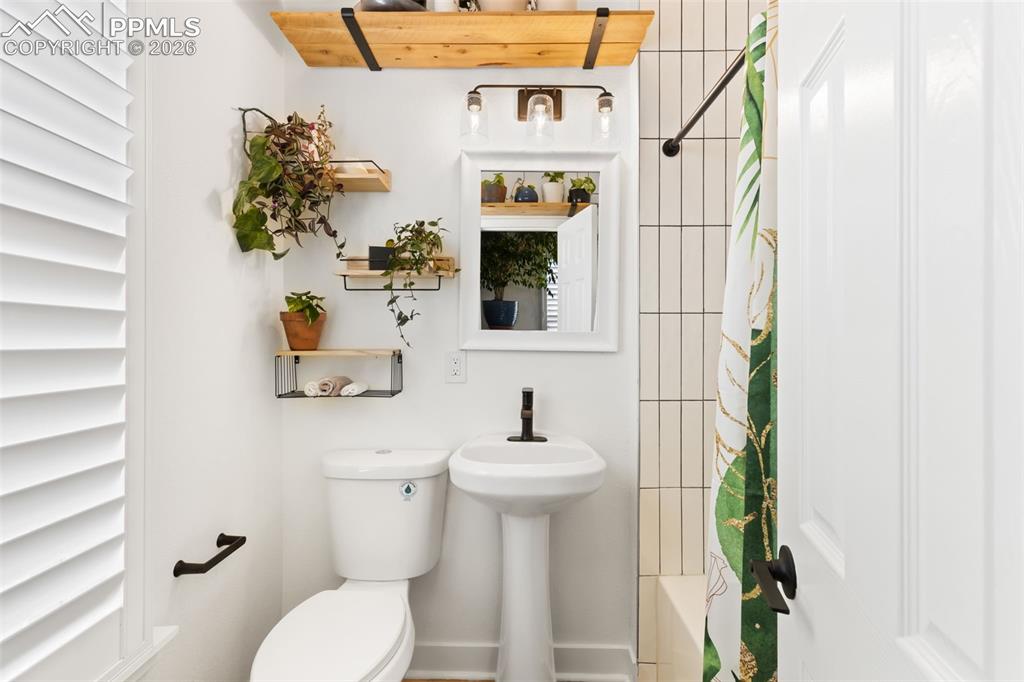 Colorado Springs, Colorado, 80903, United States, 2 Bedrooms Bedrooms, ,2 BathroomsBathrooms,Residential,Active,2045029