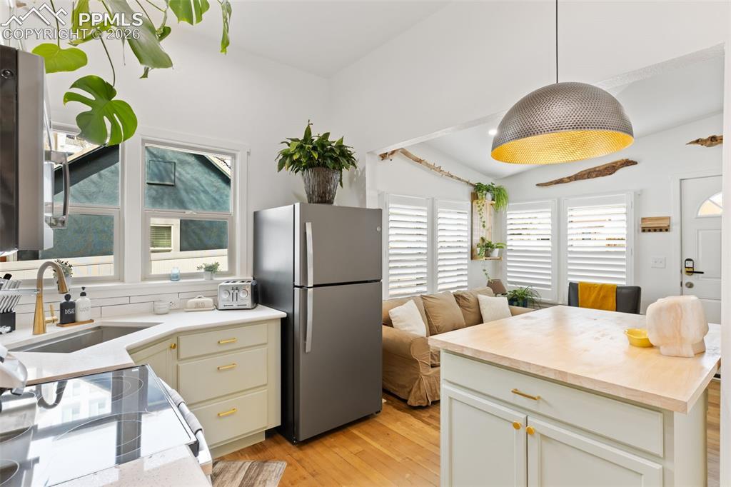 Colorado Springs, Colorado, 80903, United States, 2 Bedrooms Bedrooms, ,2 BathroomsBathrooms,Residential,Active,2045029