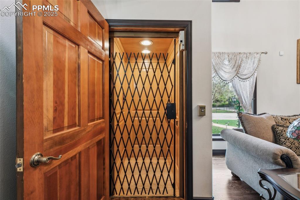 Colorado Springs, Colorado, 80906, United States, 5 Bedrooms Bedrooms, ,6 BathroomsBathrooms,Residential,Active,1992227