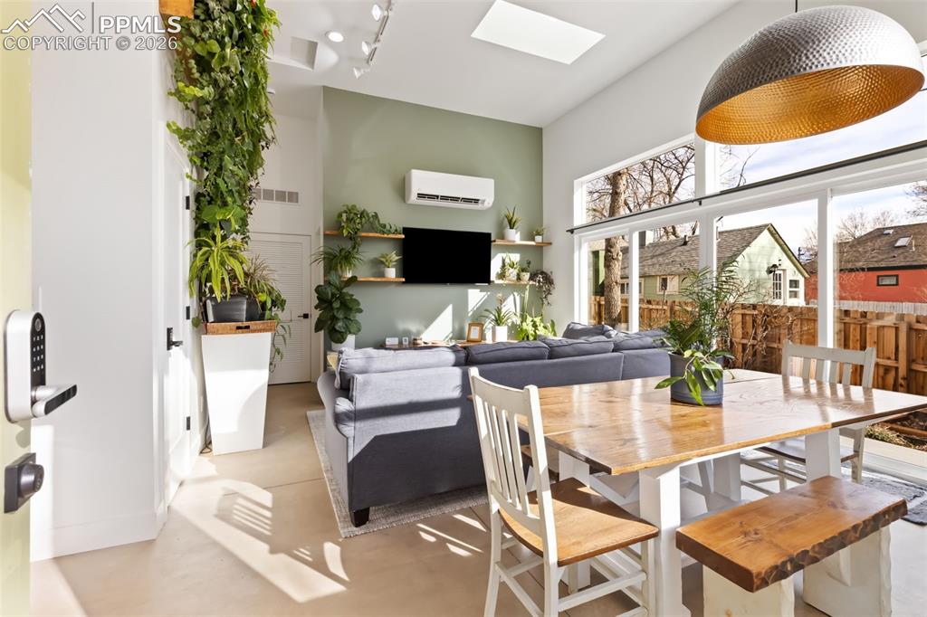 Colorado Springs, Colorado, 80903, United States, 2 Bedrooms Bedrooms, ,2 BathroomsBathrooms,Residential,Active,2045029