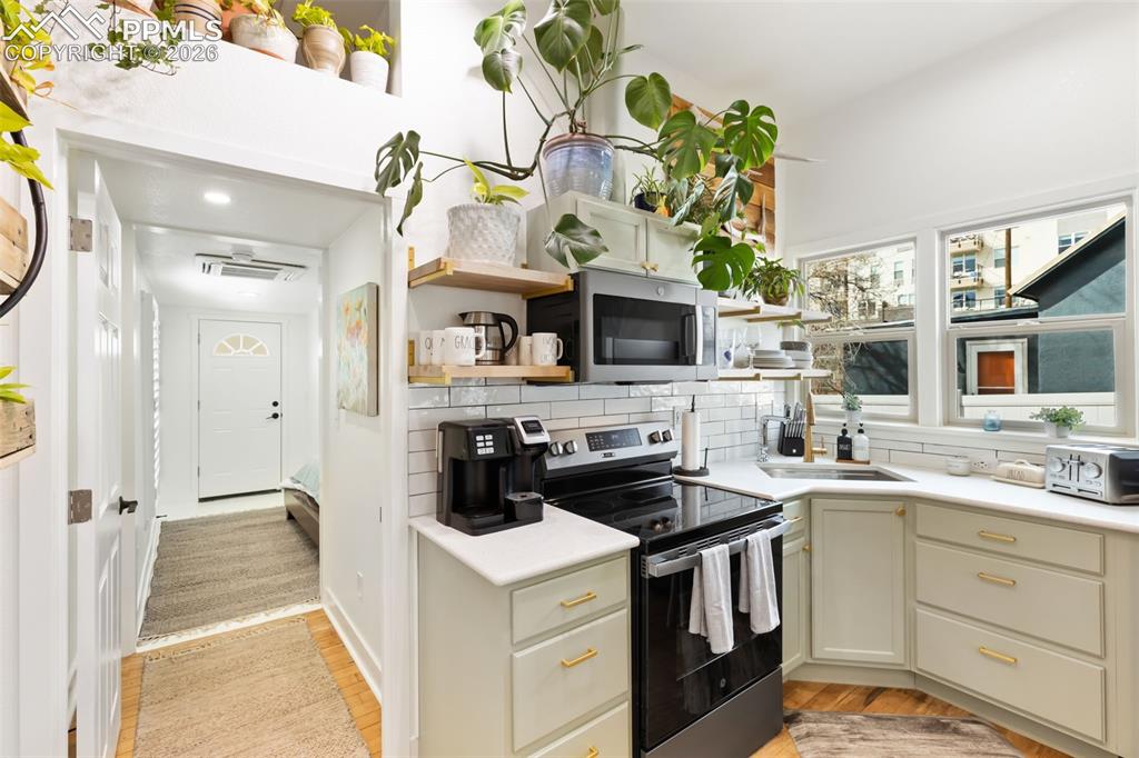 Colorado Springs, Colorado, 80903, United States, 2 Bedrooms Bedrooms, ,2 BathroomsBathrooms,Residential,Active,2045029