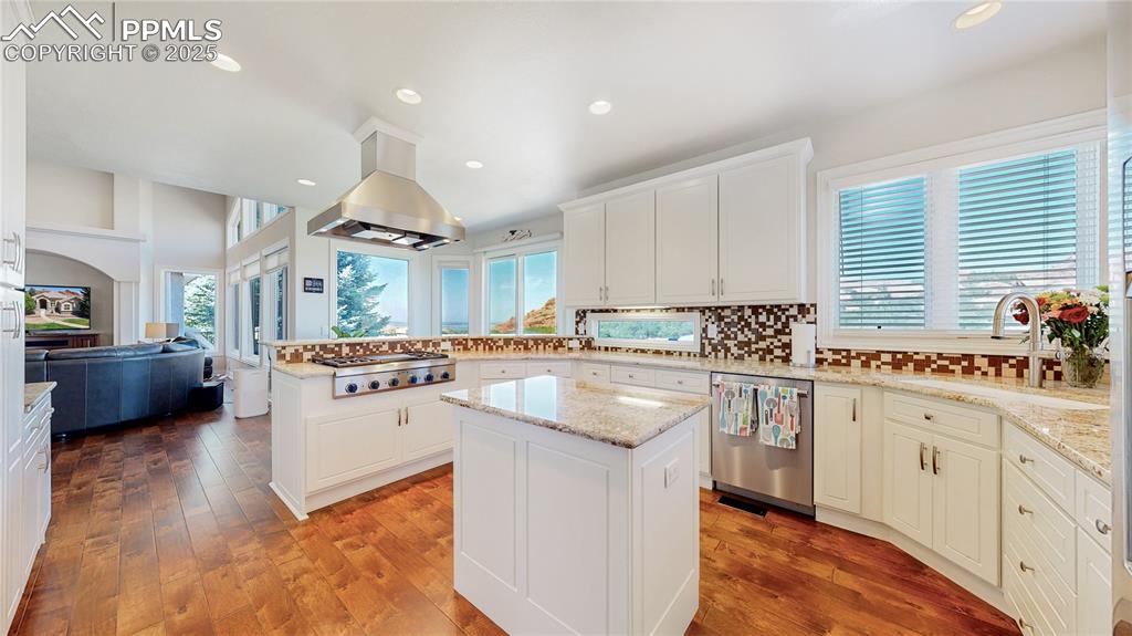 Littleton, Colorado, 80125, United States, 5 Bedrooms Bedrooms, ,4 BathroomsBathrooms,Residential,Active,1927660