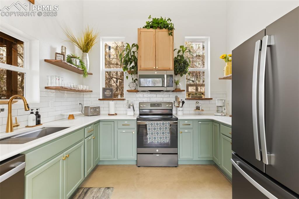 Colorado Springs, Colorado, 80903, United States, 2 Bedrooms Bedrooms, ,2 BathroomsBathrooms,Residential,Active,2045029