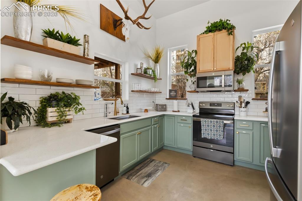 Colorado Springs, Colorado, 80903, United States, 2 Bedrooms Bedrooms, ,2 BathroomsBathrooms,Residential,Active,2045029