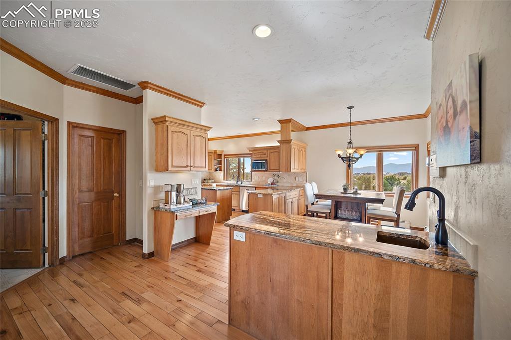 Colorado Springs, Colorado, 80908, United States, 5 Bedrooms Bedrooms, ,5 BathroomsBathrooms,Residential,Active,1954015