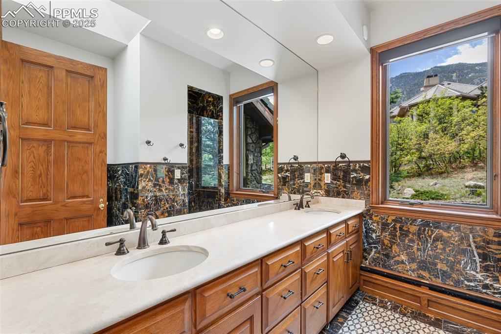 Colorado Springs, Colorado, 80906, United States, ,6 BathroomsBathrooms,Residential,Active,1823998