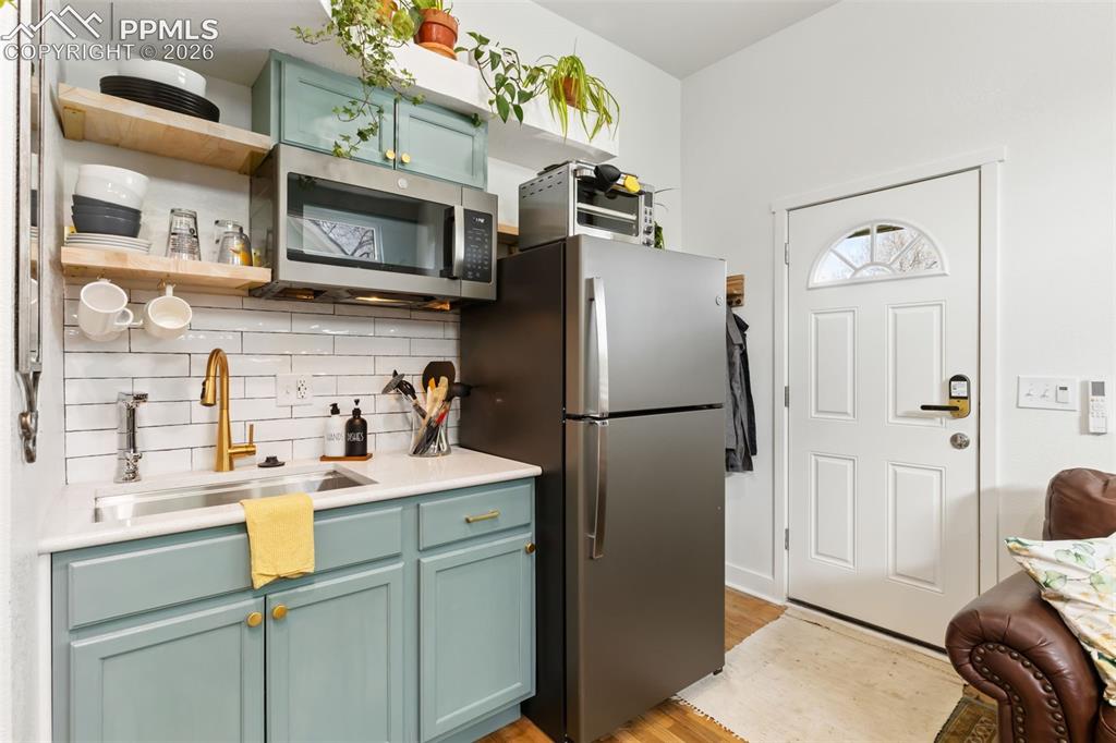 Colorado Springs, Colorado, 80903, United States, 2 Bedrooms Bedrooms, ,2 BathroomsBathrooms,Residential,Active,2045029