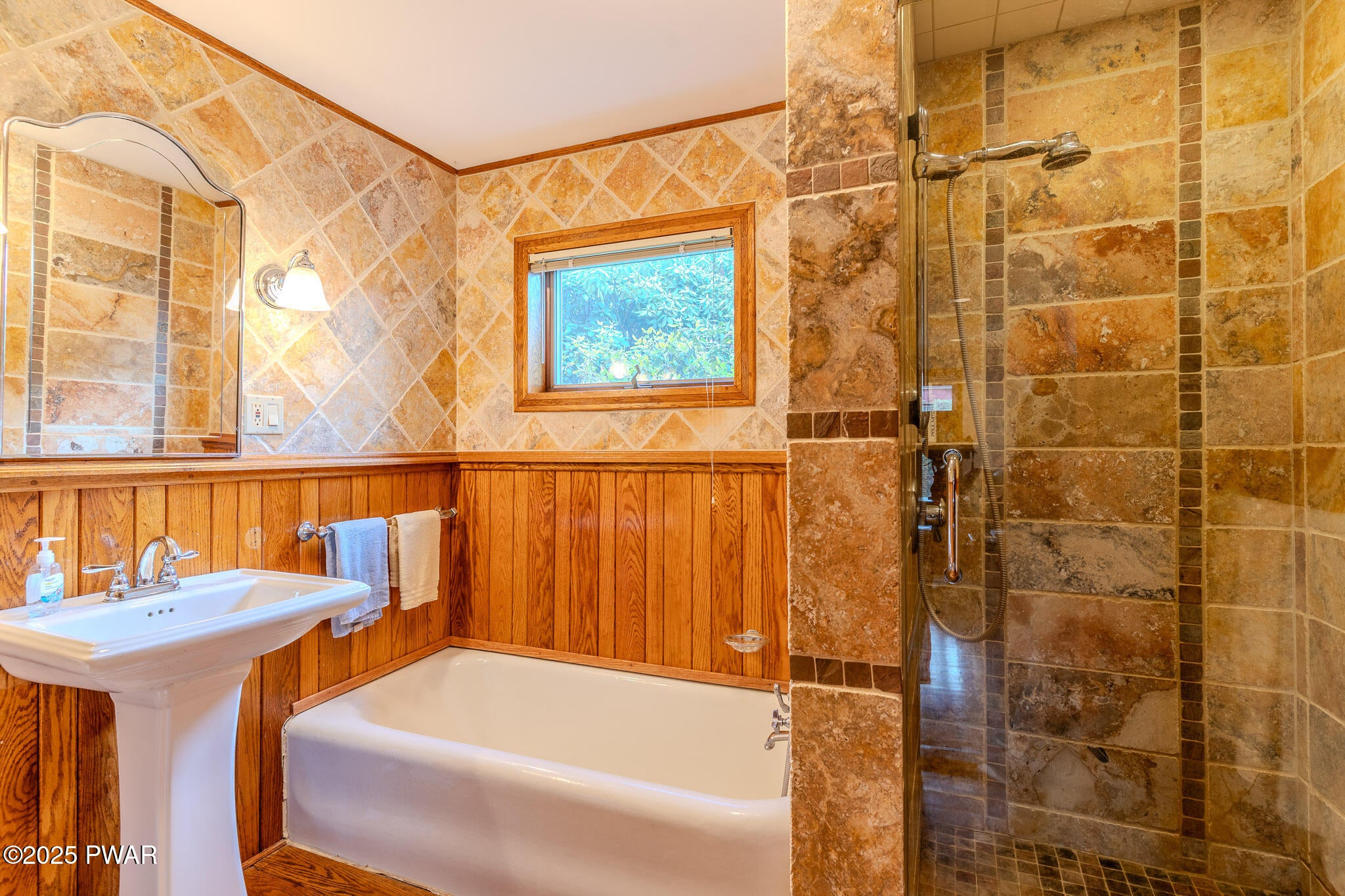 Honesdale, Pennsylvania, 18431, United States, 6 Bedrooms Bedrooms, ,4 BathroomsBathrooms,Residential,Active,1824543