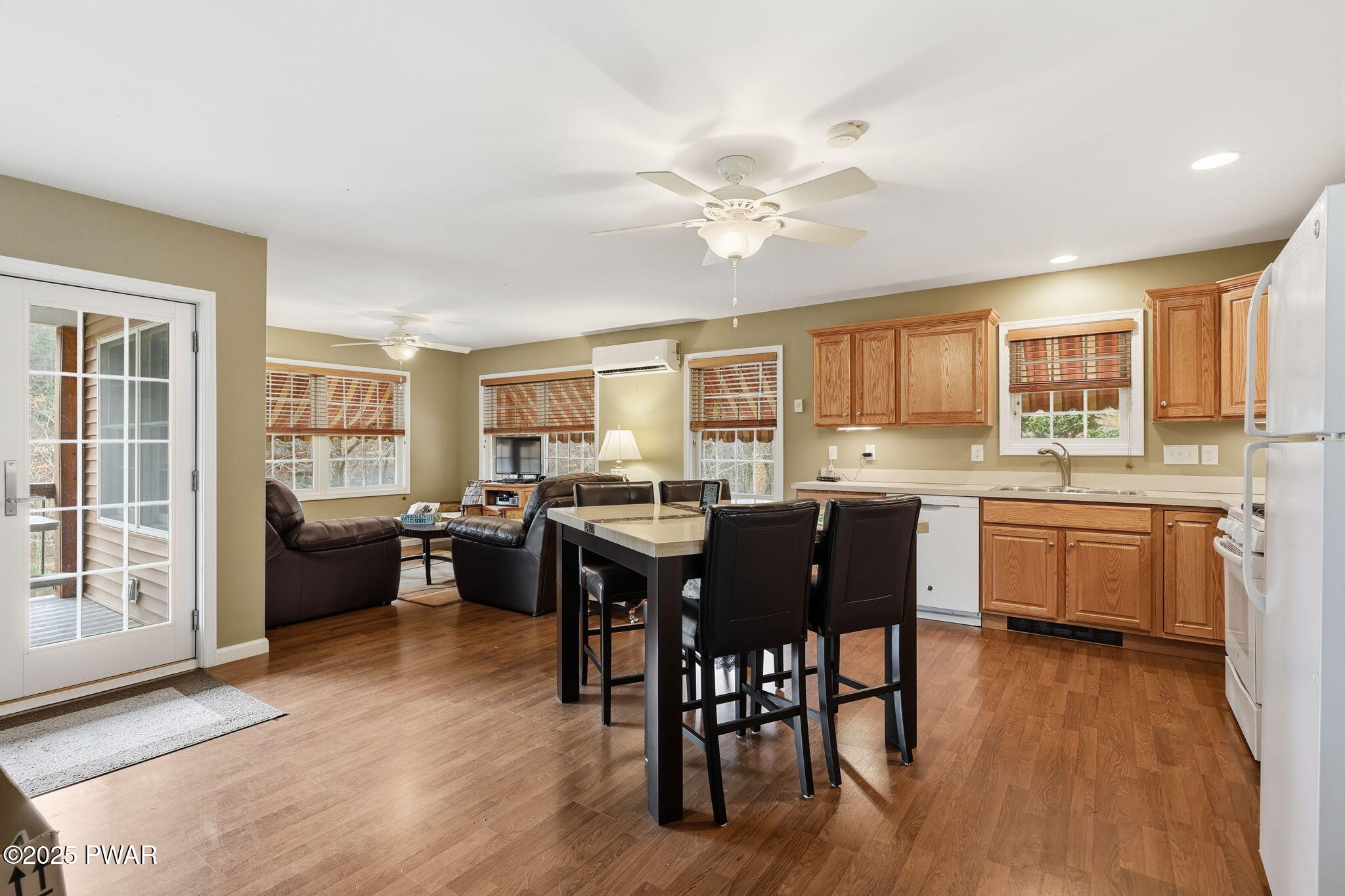 Hawley, Pennsylvania, 18428, United States, 2 Bedrooms Bedrooms, ,3 BathroomsBathrooms,Residential,Active,1985583