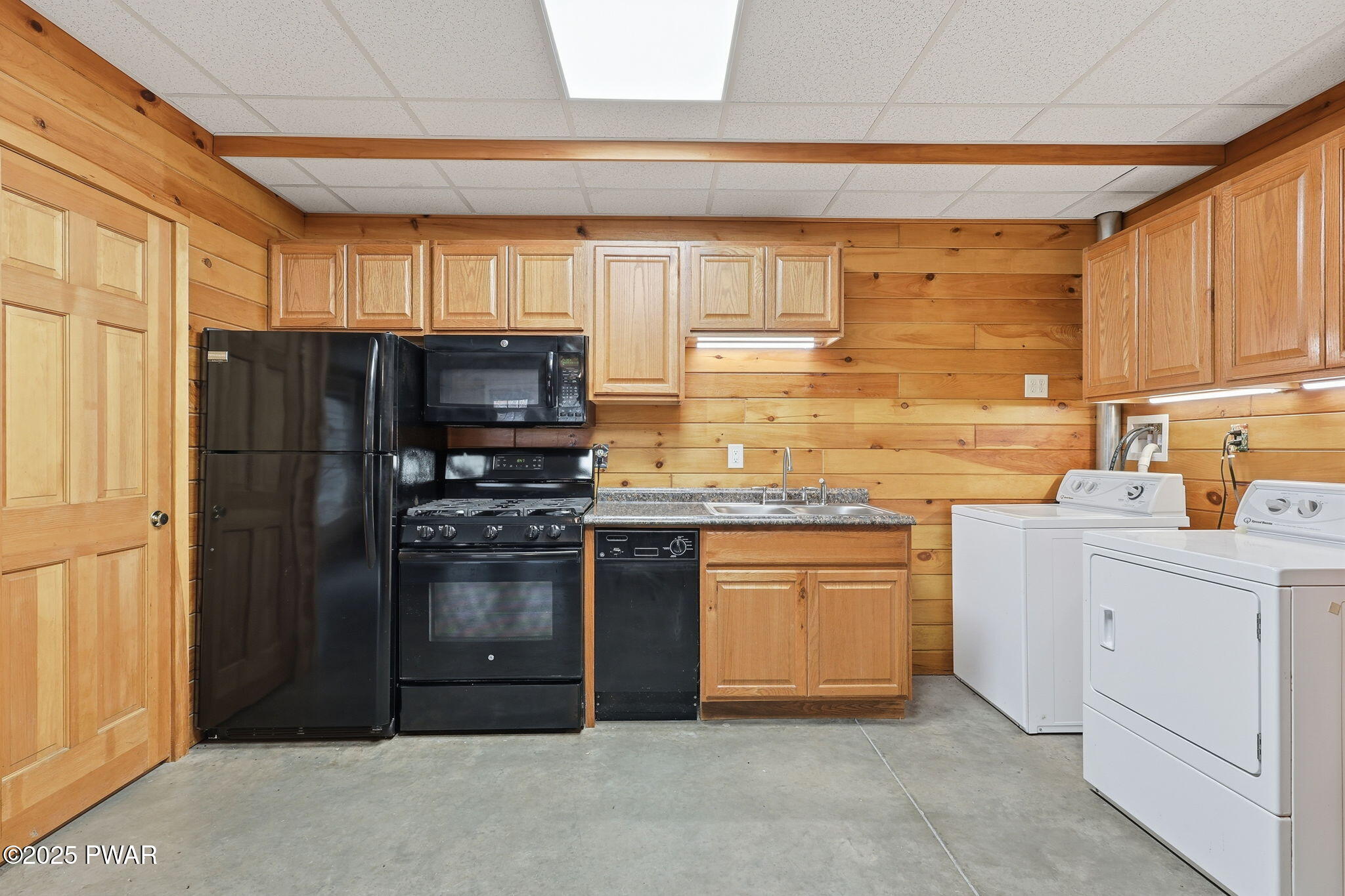 Hawley, Pennsylvania, 18428, United States, 2 Bedrooms Bedrooms, ,3 BathroomsBathrooms,Residential,Active,1985583