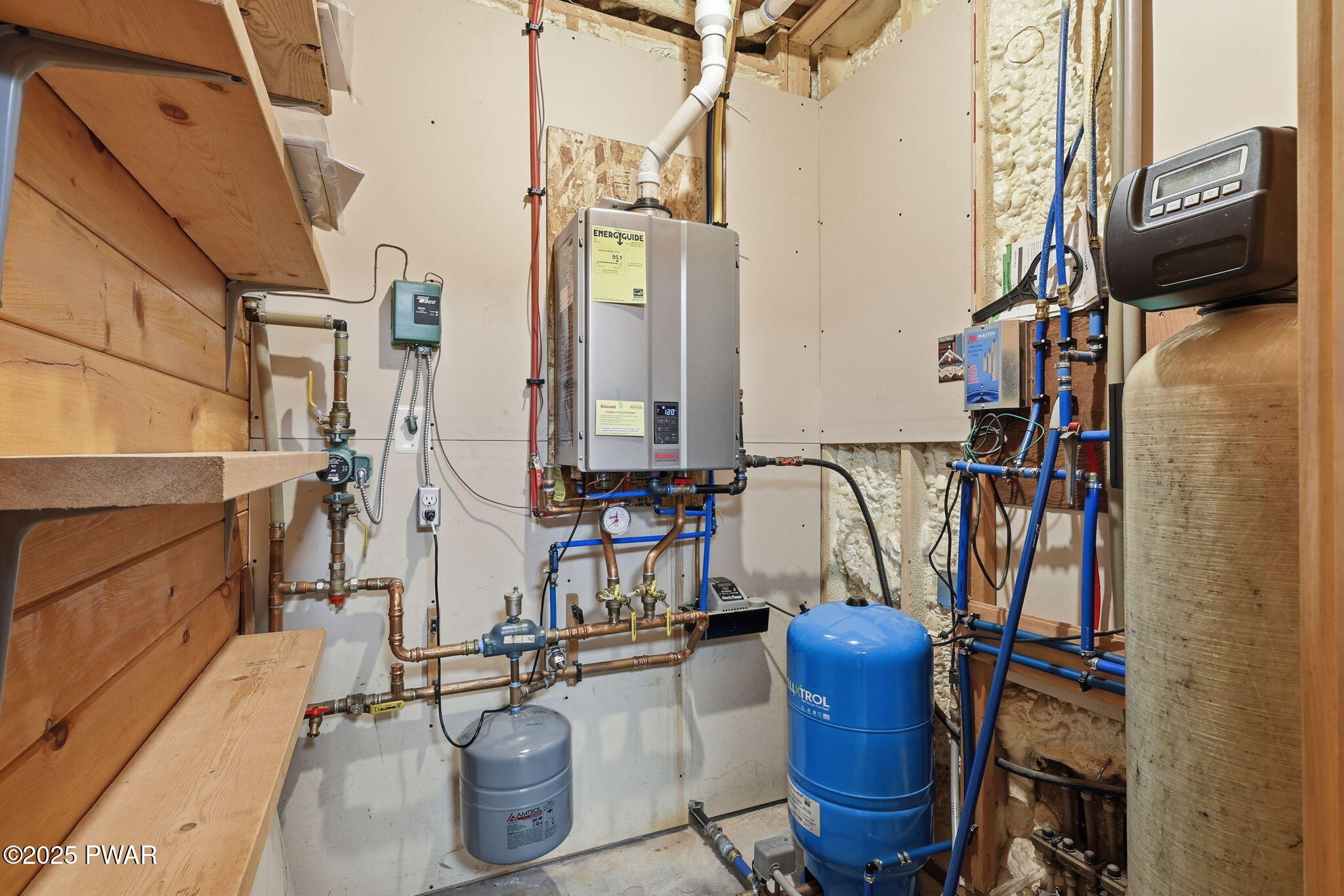 Hawley, Pennsylvania, 18428, United States, 2 Bedrooms Bedrooms, ,3 BathroomsBathrooms,Residential,Active,1985583