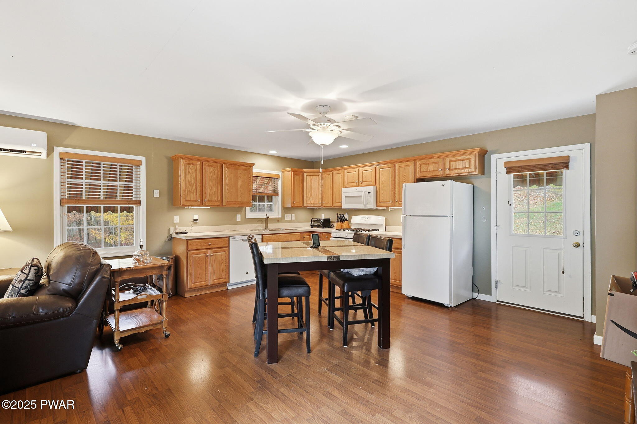 Hawley, Pennsylvania, 18428, United States, 2 Bedrooms Bedrooms, ,3 BathroomsBathrooms,Residential,Active,1985583