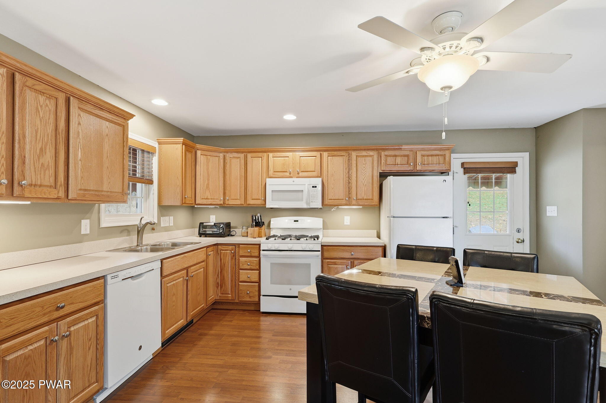 Hawley, Pennsylvania, 18428, United States, 2 Bedrooms Bedrooms, ,3 BathroomsBathrooms,Residential,Active,1985583