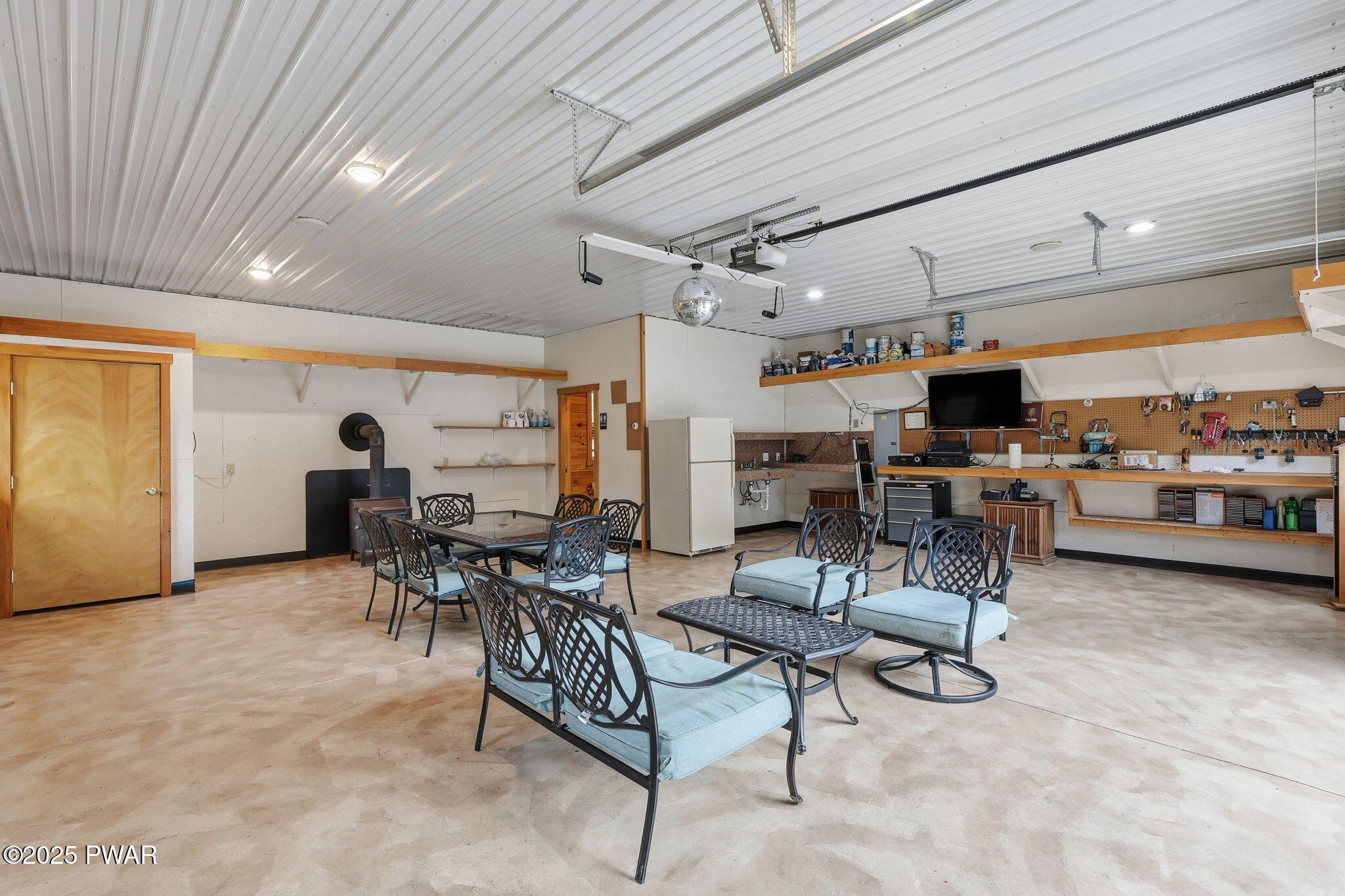 Hawley, Pennsylvania, 18428, United States, 2 Bedrooms Bedrooms, ,3 BathroomsBathrooms,Residential,Active,1985583