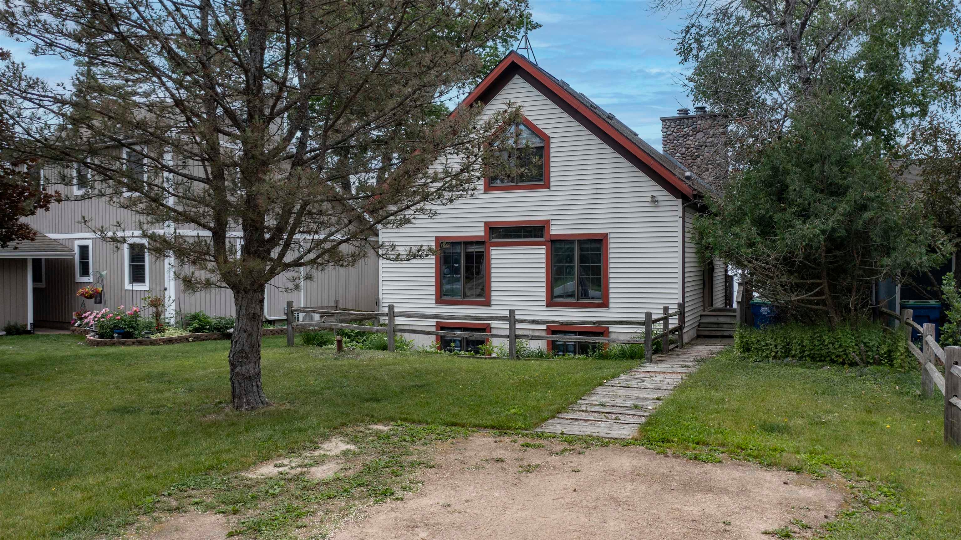 Waupaca, Wisconsin, 54981, United States, 4 Bedrooms Bedrooms, ,2 BathroomsBathrooms,Residential,Active,1894580