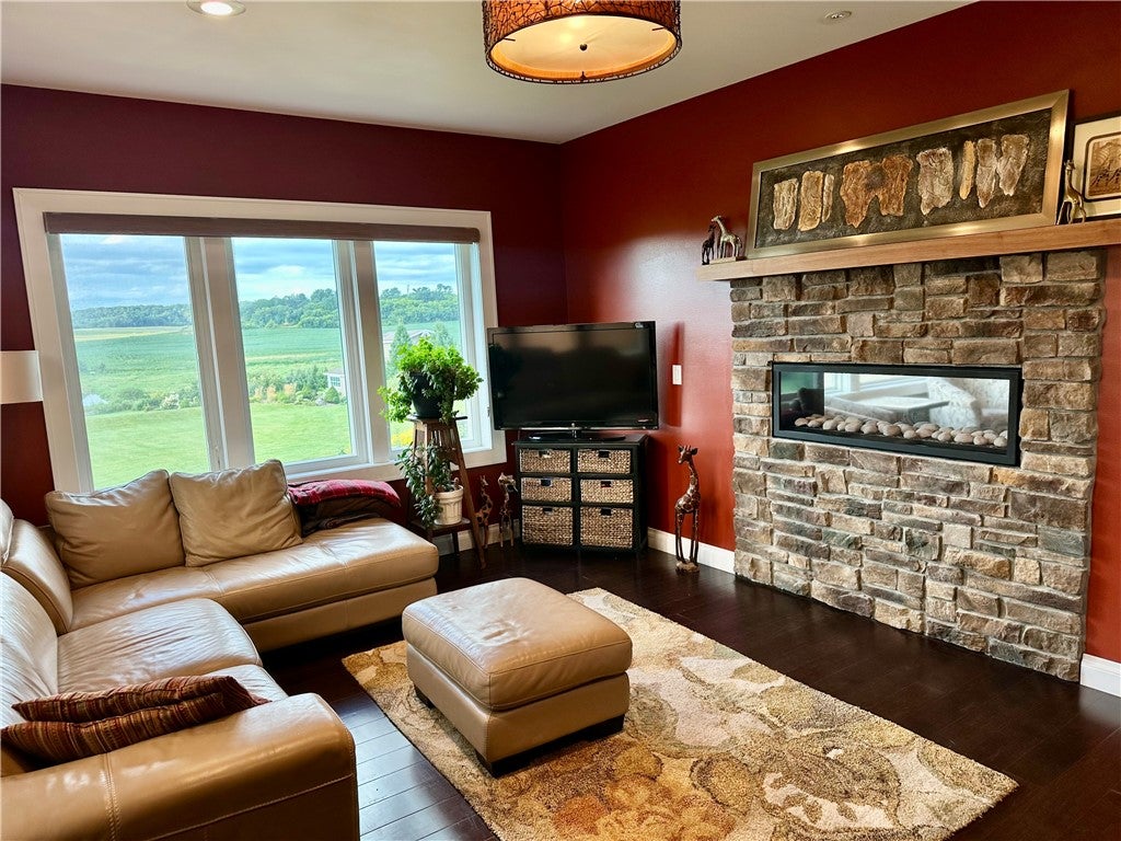 Eau Claire, Wisconsin, 54701, United States, 5 Bedrooms Bedrooms, ,4 BathroomsBathrooms,Residential,Active,1762826