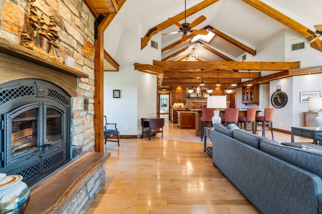 Menomonie, Wisconsin, 54751, United States, 2 Bedrooms Bedrooms, ,3 BathroomsBathrooms,Residential,Active,1942349