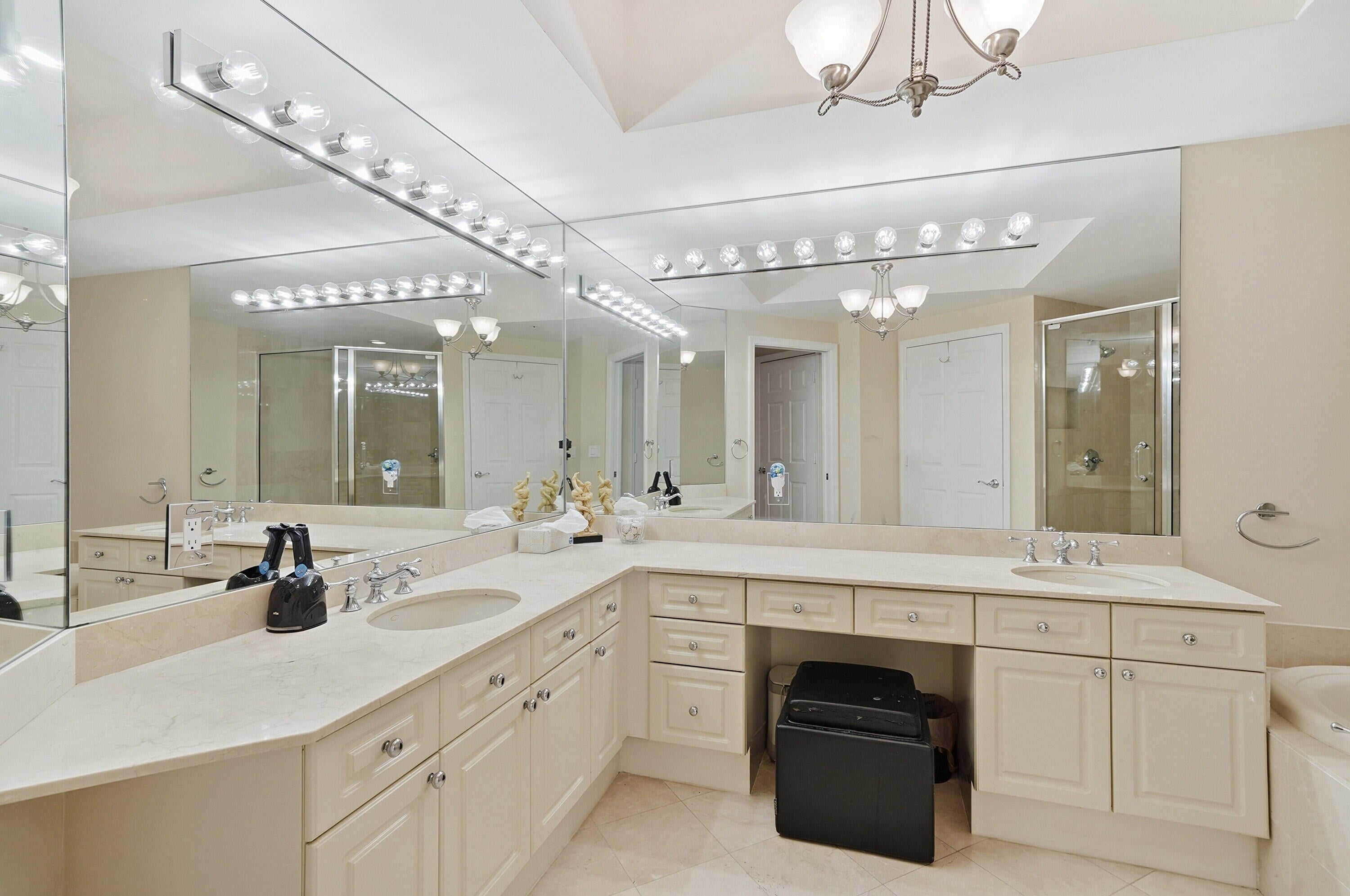 Hollywood, Florida, 33019, United States, 2 Bedrooms Bedrooms, ,3 BathroomsBathrooms,Residential,Active,2028550