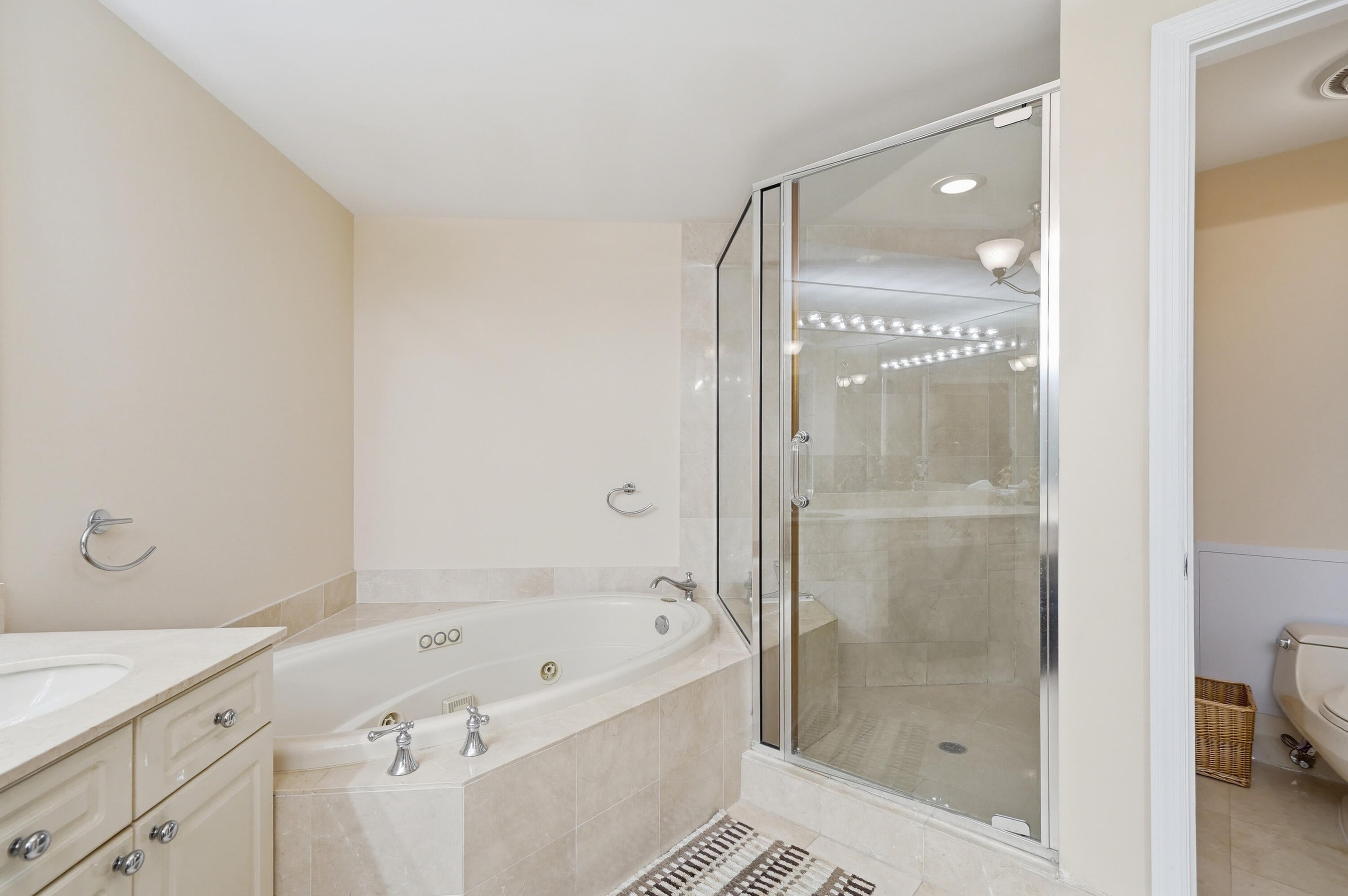 Hollywood, Florida, 33019, United States, 2 Bedrooms Bedrooms, ,3 BathroomsBathrooms,Residential,Active,2028550