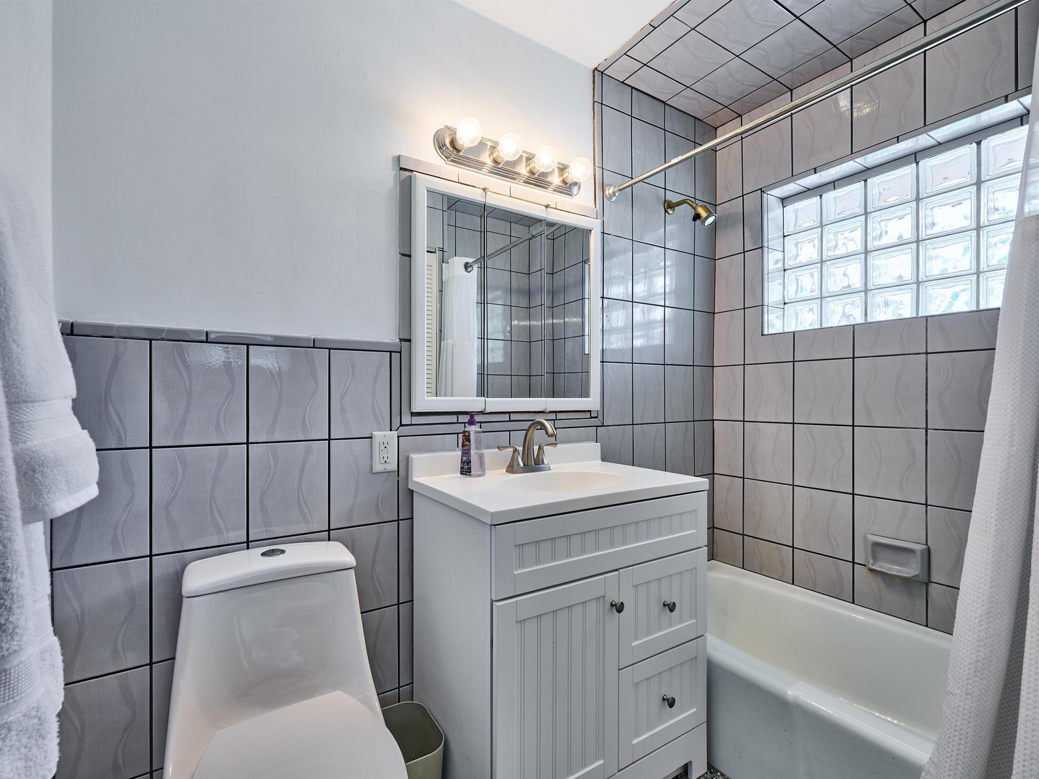 Lighthouse Point, Florida, 33064, United States, 4 Bedrooms Bedrooms, ,3 BathroomsBathrooms,Residential,Active,1900500