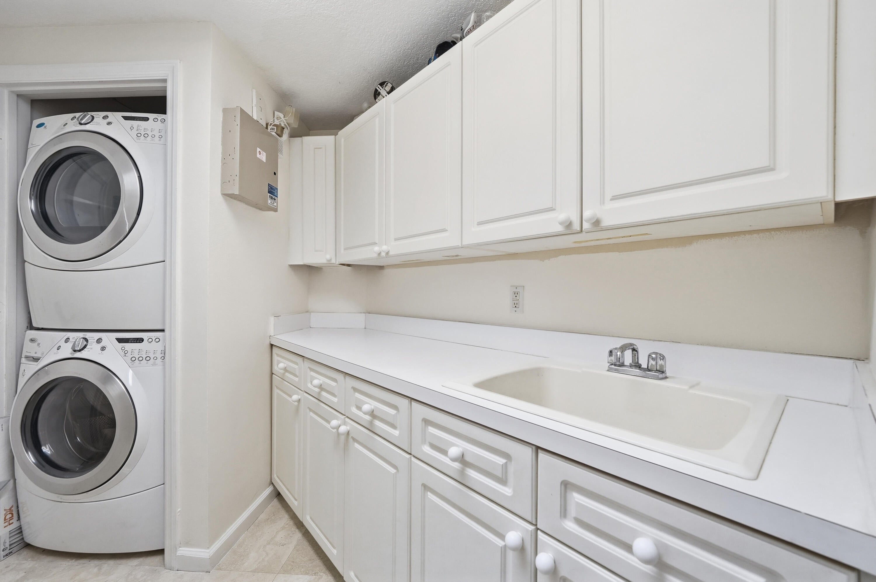 Hollywood, Florida, 33019, United States, 2 Bedrooms Bedrooms, ,3 BathroomsBathrooms,Residential,Active,2028550