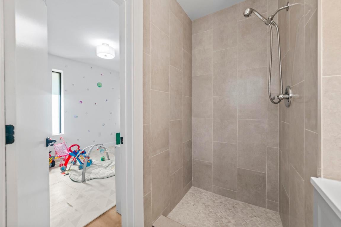 Miami, Florida, 33180, United States, 5 Bedrooms Bedrooms, ,4 BathroomsBathrooms,Residential,Active,2011434